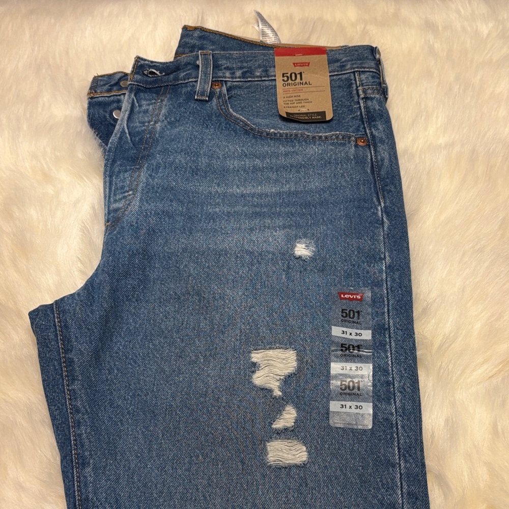 New with Tags Levi's Women’s Distressed Blue Jeans